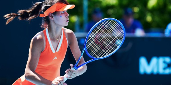 斗球体育赛事直播-2-0进四强！中国女网15岁天才新星闪耀成人赛：追赶郑钦文王欣瑜