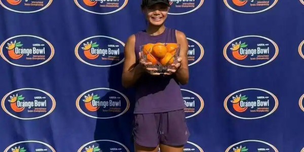 斗球体育赛事直播-2-0进四强！中国女网15岁天才新星闪耀成人赛：追赶郑钦文王欣瑜